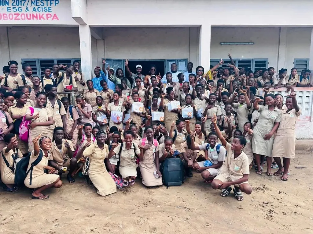 Photo de groupe de très nombreux participants, assis et debout dans une cour.